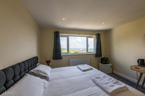 A bed or beds in a room at Finnygook Inn