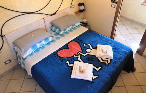 a bedroom with a bed with a blue comforter at Nero Gioconda in Anghiari