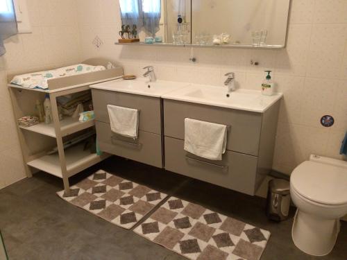 La salle de bains est pourvue d'un lavabo et de toilettes. dans l'établissement Les sittelles, à Gaillac