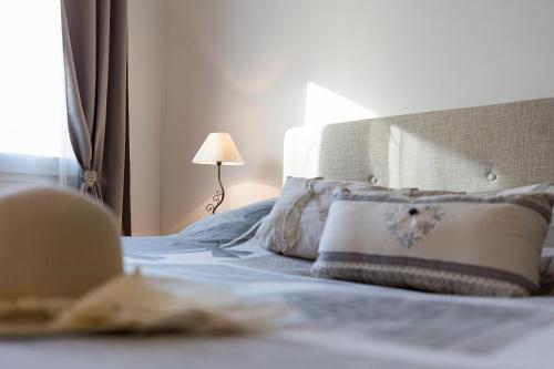 uma cama com uma almofada e um candeeiro em LE TRESUM - Appartement + Garage - V-RENT em Annecy