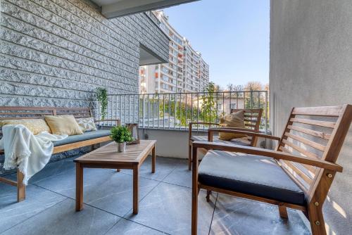 uma varanda com um sofá, uma mesa e cadeiras em LE TRESUM - Appartement + Garage - V-RENT em Annecy