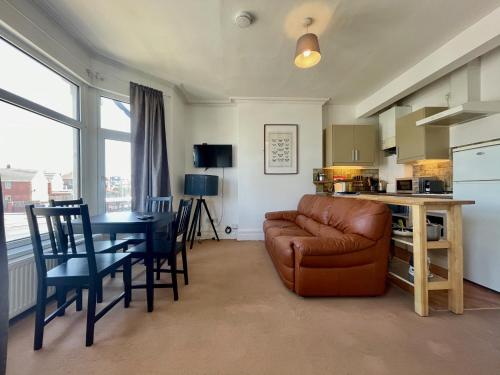 2 Bed Apartment, 4 People by Hospital & University + Free Parking, Cardiff, Marea Britanie