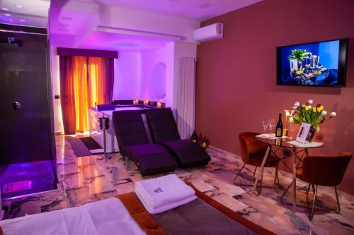 TV a/nebo společenská místnost v ubytování Hotel Ibisco Suites & Relax