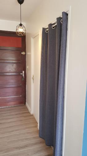 Zimmer mit einer Tür und Vorhängen vor einer Tür in der Unterkunft JOLI STUDIO 50M DE LA MER in Valras-Plage
