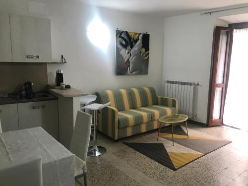 sala de estar con sofá y mesa en I colori della Tuscia, en Caprarola
