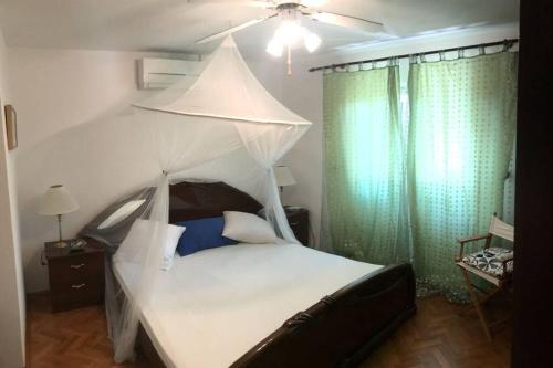 Postel nebo postele na pokoji v ubytování Whole villa in Primošten