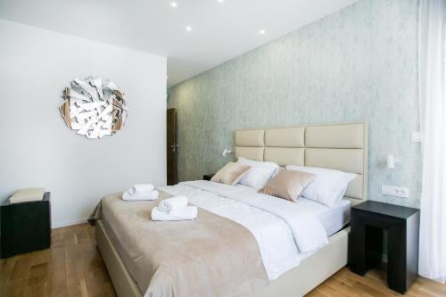 ein Schlafzimmer mit einem großen Bett mit zwei Handtüchern darauf in der Unterkunft Kaša Rooms 2 in Split