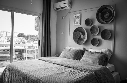 a bedroom with a bed with plates on the wall at Un cocon en plein centre ville! En Caze LONDON in Libreville
