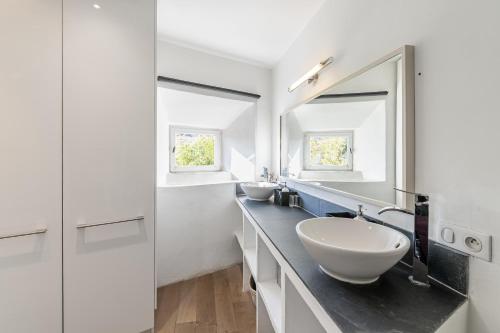 une salle de bain avec deux lavabos et deux miroirs dans l'établissement Le Duplex tropézienne par Dodo-a-Cassis, à Cassis