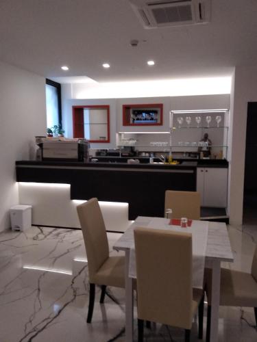 a kitchen and dining room with a table and chairs at Hotel Cajeta in Buia