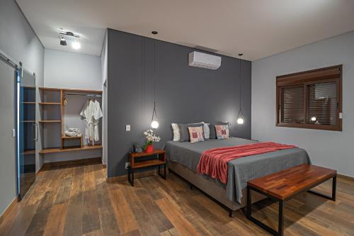 um quarto com uma cama grande e uma mesa em Cassorova Hotel Boutique em Brotas