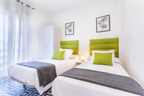 Ένα ή περισσότερα κρεβάτια σε δωμάτιο στο Rio Plaza en Madrid