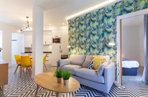 a living room with a couch and a table at Rio Plaza en Madrid in Madrid