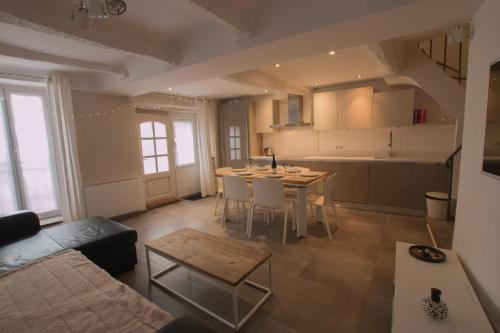 un salon avec une table et une cuisine dans l'établissement 17 Les Colles, à Valbonne