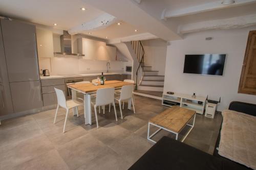 une cuisine et une salle à manger avec une table et des chaises dans l'établissement 17 Les Colles, à Valbonne