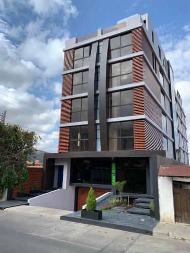 a building on the side of a street at Depto de lujo en Smart Design in Cochabamba