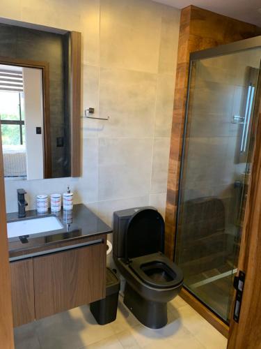 a bathroom with a toilet and a sink and a shower at Depto de lujo en Smart Design in Cochabamba