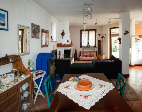 una sala de estar con una mesa con un pastel. en Trilly Bed & Breakfast, en Oulx