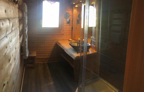 Chalet le Grizzly في لو ثولي: حمام مع حوض ودش زجاجي