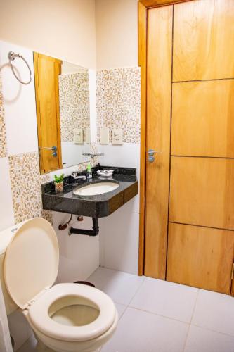 ein Badezimmer mit Toilette und Waschbecken in der Unterkunft CENTRAL PARK CDE in Ciudad del Este