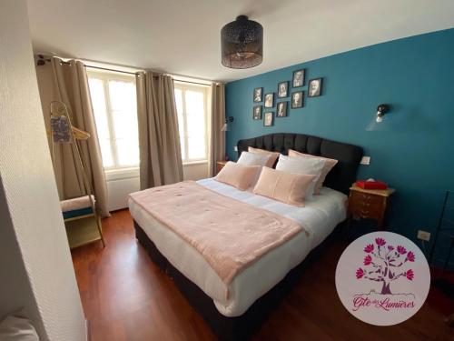 1 dormitorio con 1 cama grande y paredes azules en Le Gîte des Lumières en Langres