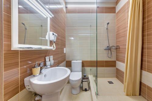 ゲレンジークにあるTikhaya Bukhta Apart-hotelのバスルーム(洗面台、トイレ、シャワー付)