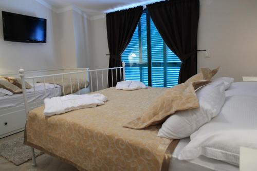 Tempat tidur dalam kamar di Idyllic villa Marieta with private pool and unforgettable view