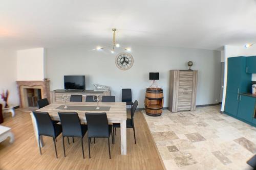 sala de estar con mesa de comedor y sillas en Le Clos Saint Gilles, T5, village viticole, en Ladoix Serrigny