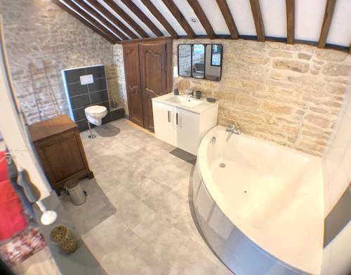 baño grande con bañera y lavamanos en Le Clos Saint Gilles, T5, village viticole, en Ladoix Serrigny