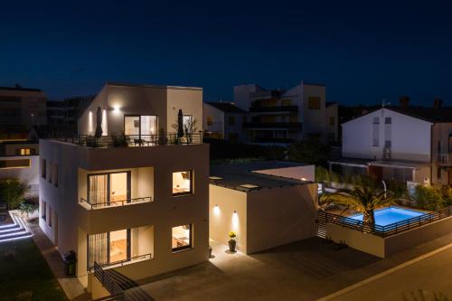 - une vue sur une maison la nuit dans l'établissement Belvedere Holidays, à Novigrad