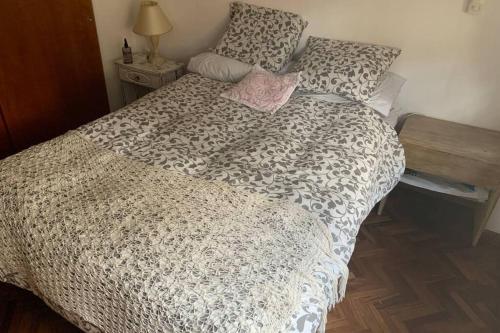 Giường trong phòng chung tại Espectacular departamento en el corazón de Martinez