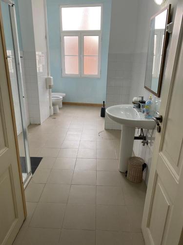 y baño con lavabo y aseo. en Chiado Central Guest House Lisbon Room Classic with shared bathroom, en Lisboa