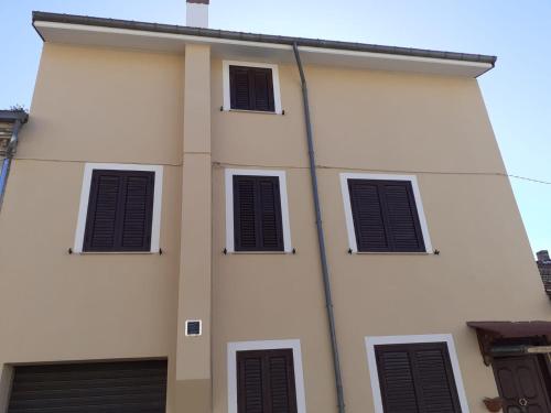 - un bâtiment blanc avec quatre fenêtres dans l'établissement I TRE PORCELLINI, à Bagnoli Irpino