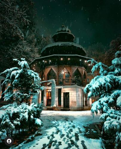 een gebouw 's nachts bedekt met sneeuw bij Baščaršija Sight in Sarajevo