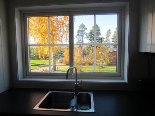 - un évier de cuisine devant une fenêtre dans l'établissement TORPET (Villa Solsidan), Hälsingland, Sweden, à Arbrå