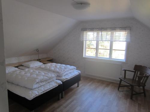 1 Schlafzimmer mit 2 Betten und einem Fenster in der Unterkunft TORPET (Villa Solsidan), Hälsingland, Sweden in Arbrå