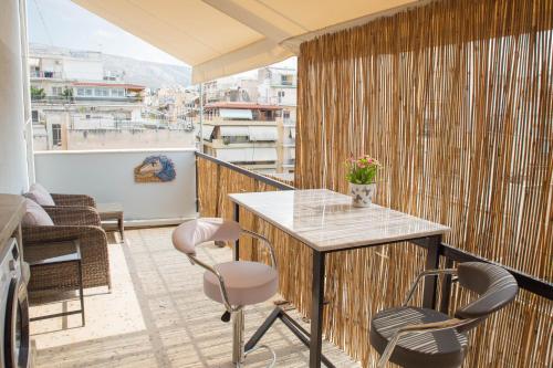 Exceptional modern studio in Athens, big balcony, central & calm, Atena, Grecia