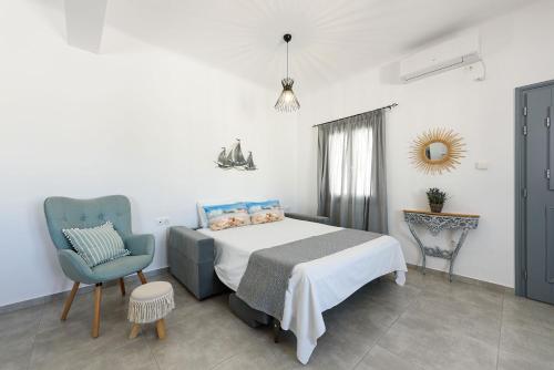 1 dormitorio con 1 cama y 1 silla azul en Parian Dream, en Naousa