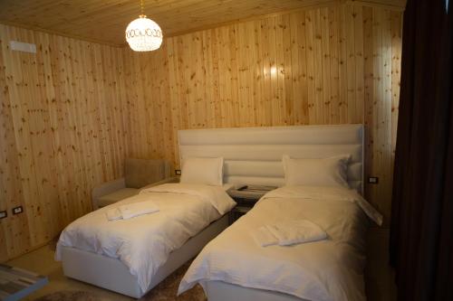 Una cama o camas en una habitación de Buna Park Hotel