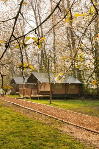 a train station in the middle of a park at Het Rentmeestershuis in Eck en Wiel