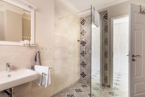 a bathroom with a sink and a shower at Stadthaus Brüggemann in Husum