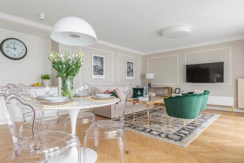 Televízia a/alebo spoločenská miestnosť v ubytovaní GLAM APARTMENTS city center