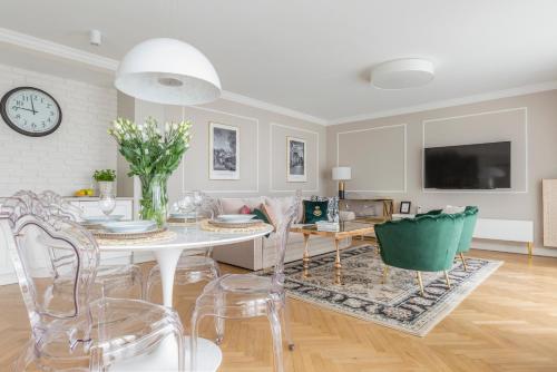 a living room with a table and chairs at GLAM APARTMENTS city center in Warsaw