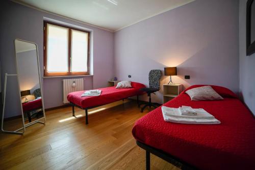 Pokój z 2 łóżkami i lustrem w obiekcie LIDIA ISEO HOLIDAY w mieście Iseo