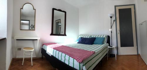 Una cama o camas en una habitación de Muggia Studio 2