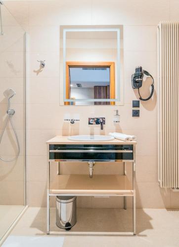 Bilik mandi di Sky Hotel Kraków