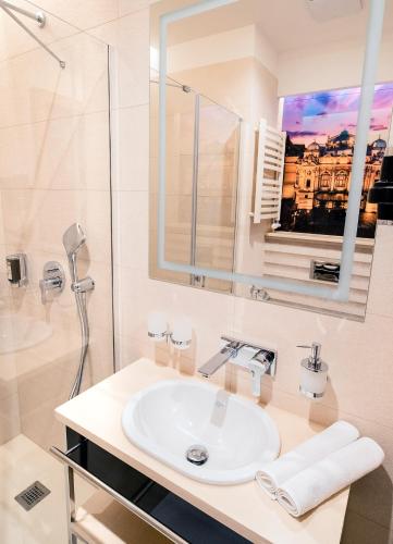 Bilik mandi di Sky Hotel Kraków