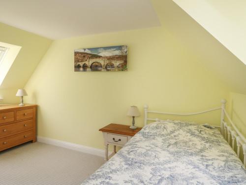 a bedroom with a bed and a painting on the wall at Verdi in Pitlochry