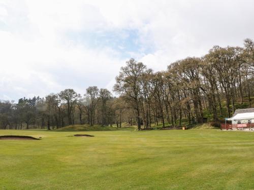 a view of the green on the golf course at Verdi in Pitlochry