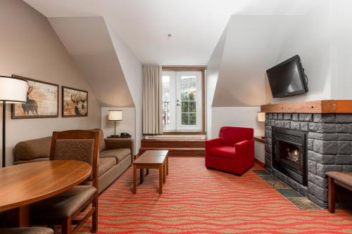 a living room with a couch and a fireplace at La Tour des Voyageurs II in Mont-Tremblant